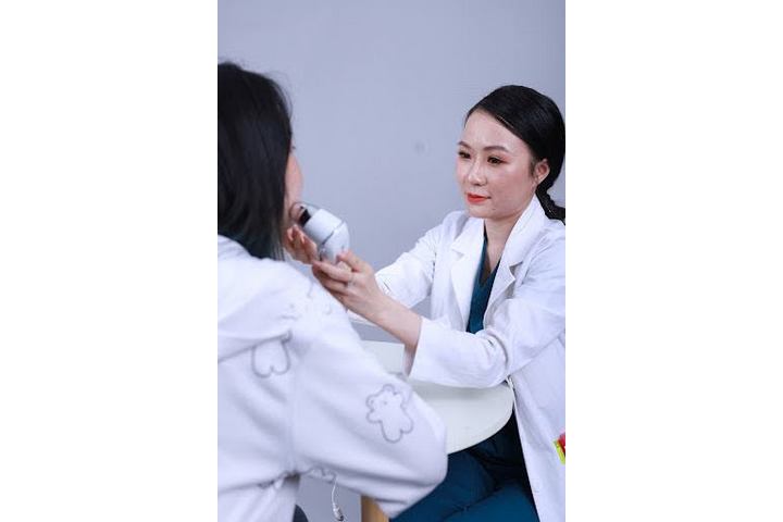 Bác Sĩ Của DR. MEDDI SKIN CLINIC Quận 1 Đang Thăm Khám Cho Khách Hàng Bị Mụn