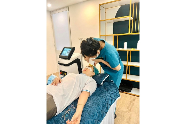 Khách hàng đang điều trị mụn tại Moco Beauty Spa Quận Bình Tân