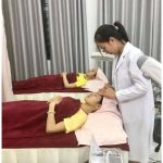 Bác sĩ tại Nguyễn Nhung Beauty Spa Quận 6 Đang Điều Trị Mụn Cho Khách Hàng