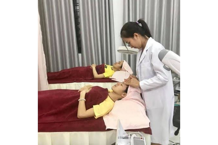 Bác sĩ tại Nguyễn Nhung Beauty Spa  Quận 6 Đang Điều Trị Mụn Cho Khách Hàng