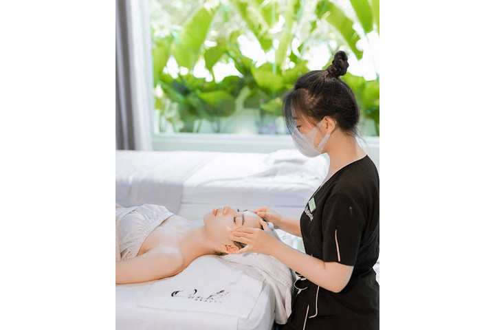 Nhân Viên Oanh Beauty Spa Quận 1 Đang Điều Trị Mụn Cho Khách Hàng