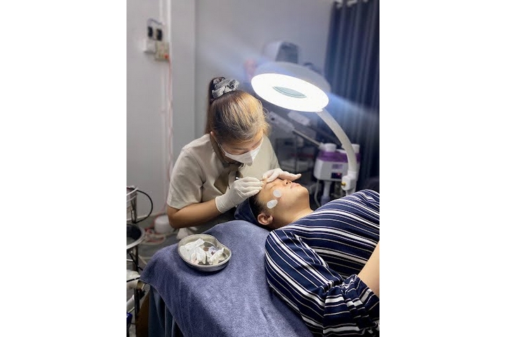 Bác sĩ tại Piea Beauty Spa đang điều tị mụn cho khách hàng