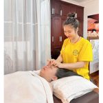 Nhân Viên Tại Spa Ngọc Anh Quận 2 Đang Điều Trị Mụn Cho Khách Hàng