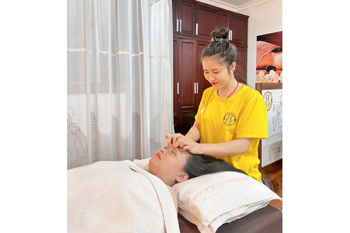 Nhân Viên Tại Spa Ngọc Anh Quận 2 Đang Điều Trị Mụn Cho Khách Hàng