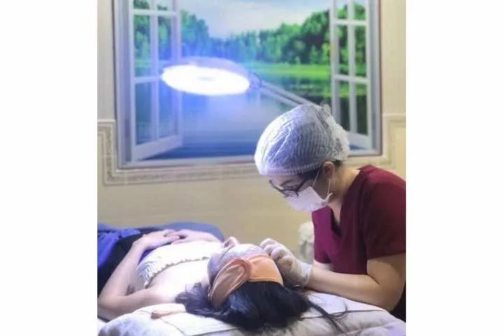 Khách hàng đang điều trị mụn tại Thẩm mỹ viện Phương Quận 6