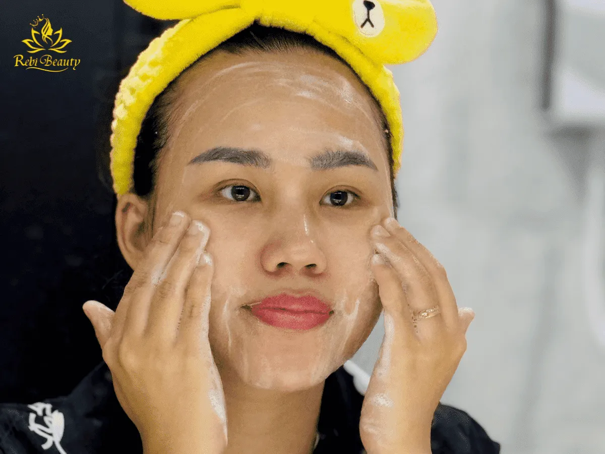Tiếp tục rửa mặt hàng ngày và áp dụng các phương pháp điều trị mụn nếu cần thiết