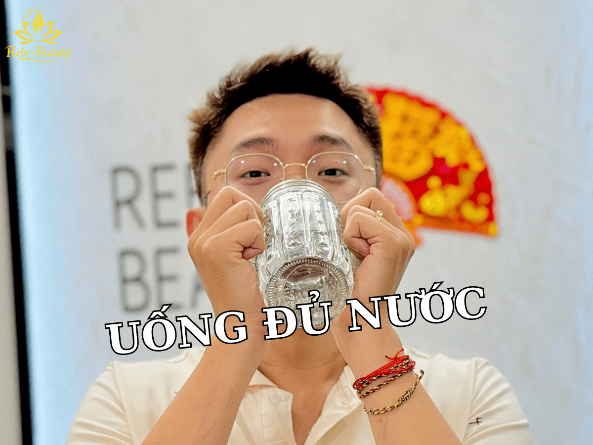 Bổ sung cho cơ thể đủ 2 lít nước mỗi ngày để hỗ trợ sức khỏe làn da