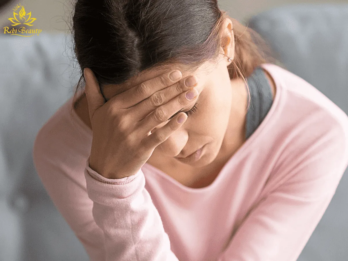 Rối loạn nội tiết tố là nguyên nhân hàng đầu gây ra sự bùng phát của mụn li ti