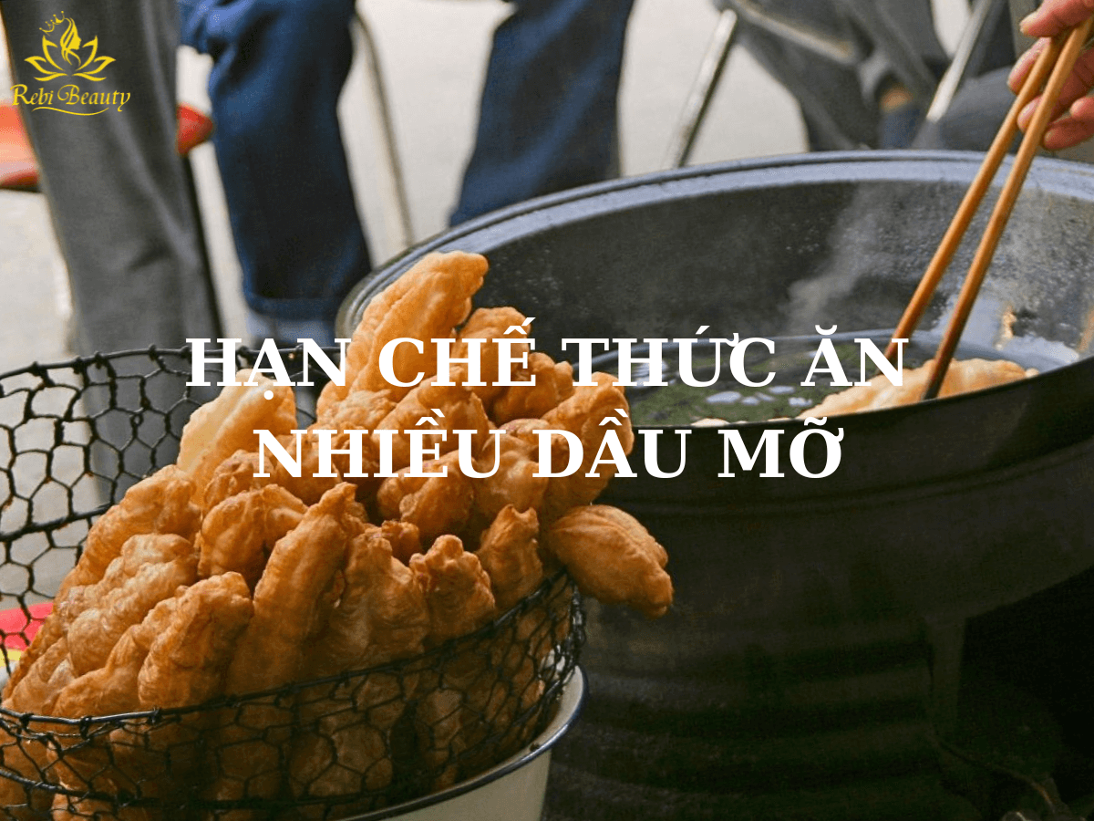 Thức ăn nhanh nhiều dầu mỡ khiến việc sản sinh bã nhờn nhiều