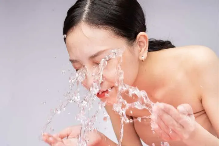 Rửa Mặt Sạch Bằng Nước Lạnh