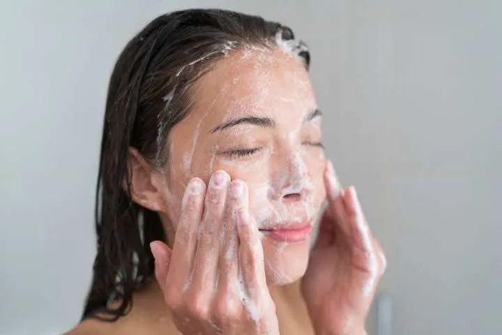 Rửa mặt sạch sẽ