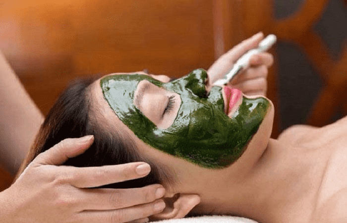 Vi tảo chứa các chất chống oxy hóa mạnh mẽ như carotenoid và chlorophyll, giúp giảm thiểu tác động của gốc tự do, từ đó làm sáng da và cải thiện sắc tố da.