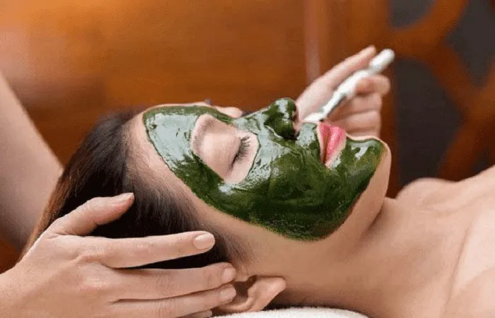 Vi tảo chứa các chất chống oxy hóa mạnh mẽ như carotenoid và chlorophyll, giúp giảm thiểu tác động của gốc tự do, từ đó làm sáng da và cải thiện sắc tố da.
