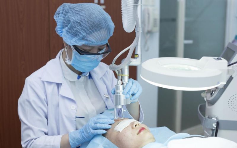 Trị Mụn Ở Đâu An Toàn: Lựa Chọn Chuẩn Y Khoa Bác sĩ da liễu là ai? Quy trình thăm khám, điều trị da liễu