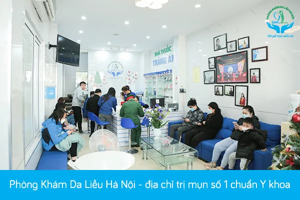 Bác sĩ da liễu tại phòng khám tư vấn điều trị mụn chuẩn y khoa ở Hà Nội