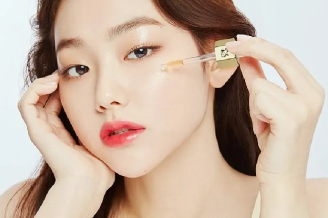 Minh họa các bước cách sử dụng serum trị mụn Some By Mi hàng ngày