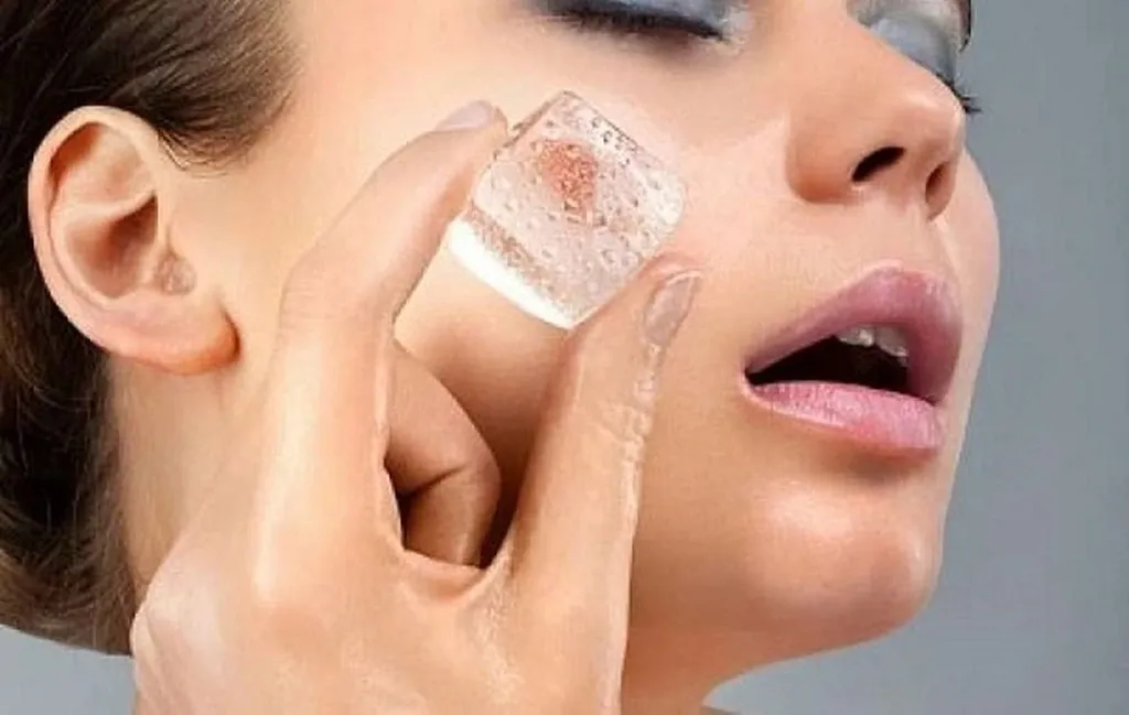 Giảm sưng mụn bọc ở cằm bằng đá lạnh