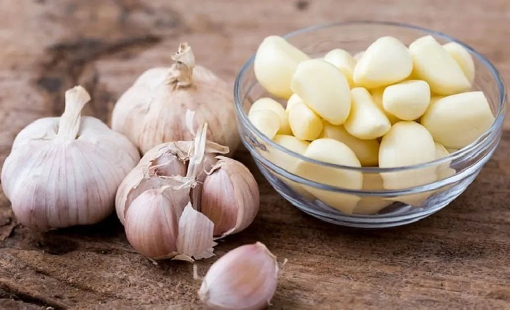 Dùng tỏi để trị mụn bọc ở cằm hiệu quả
