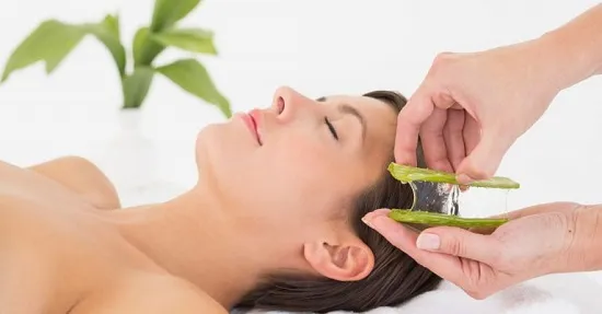 Mặt nạ lô hội trị mụn đầu trắng kết hợp mật ong và chanh tươi.