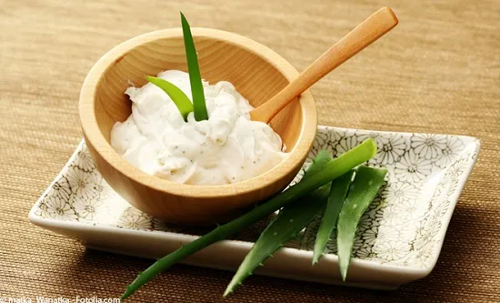 Hỗn hợp sữa chua và gel lô hội giúp lô hội trị mụn đầu trắng và làm sáng da.