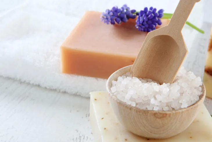 Hướng dẫn công thức pha chế nước muối để xông mặt trị mụn hiệu quả